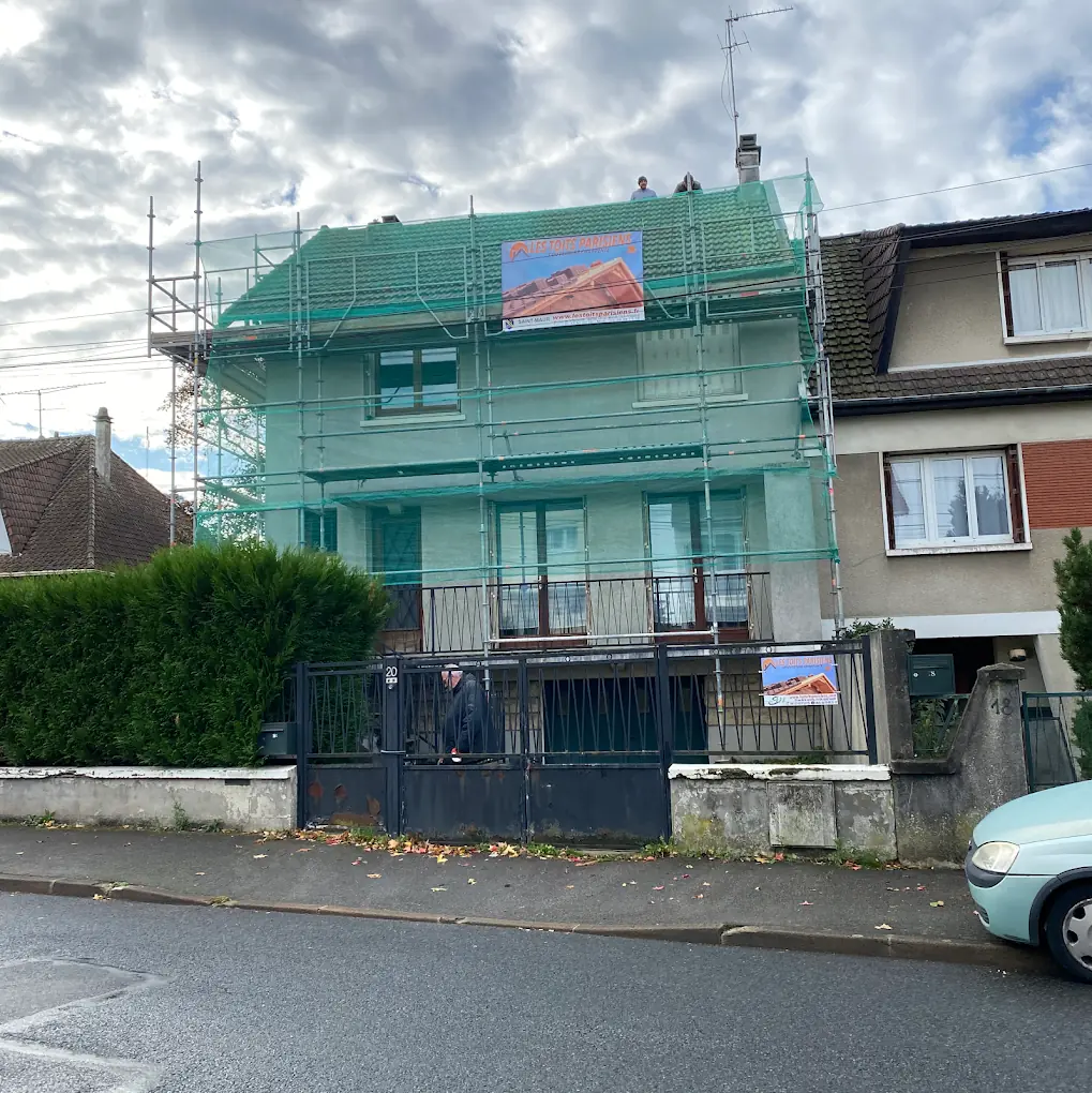 Maison protégée par un échafaudage pendant les travaux