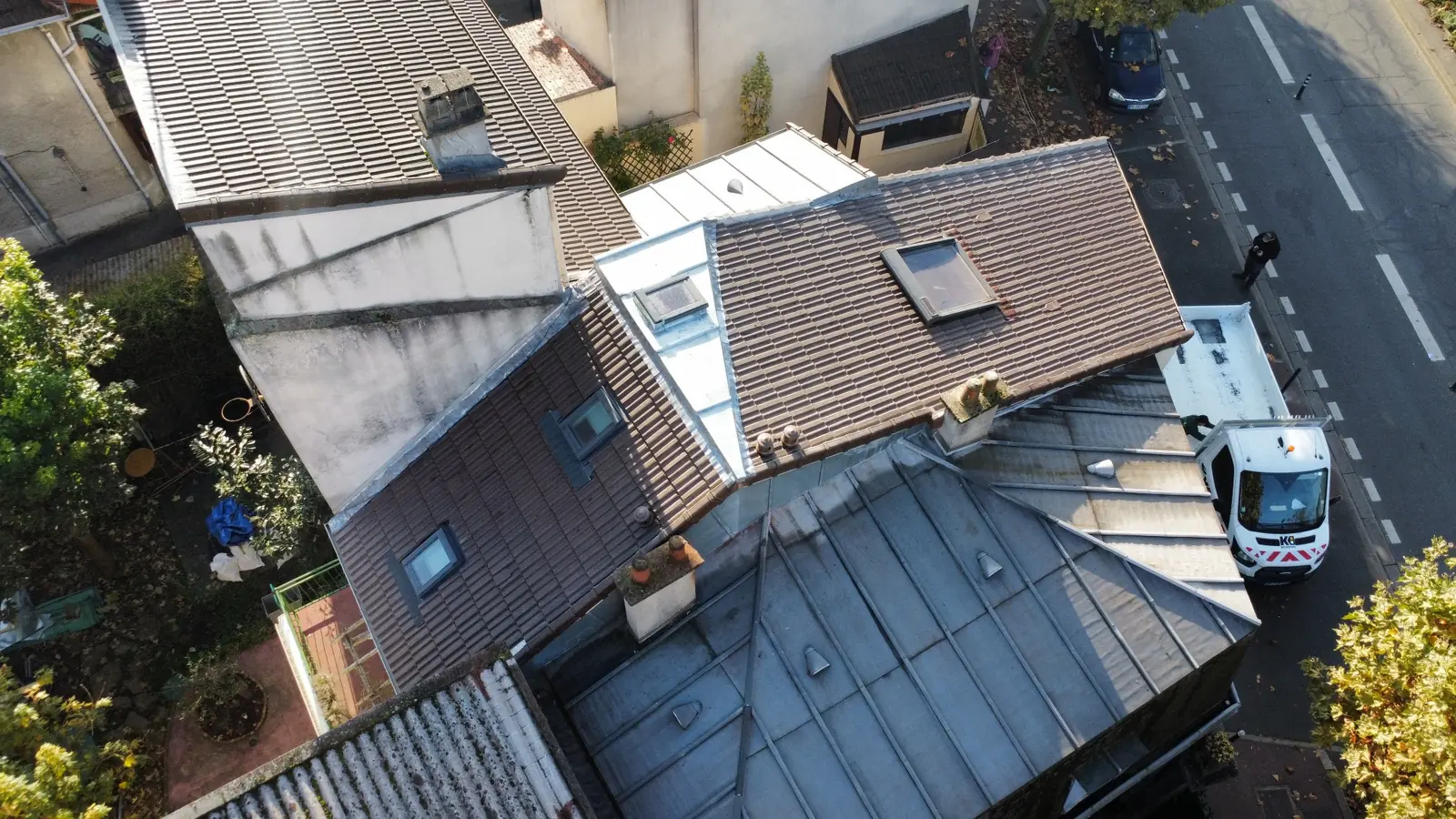 Vue de couvertures en tuiles et en zinc