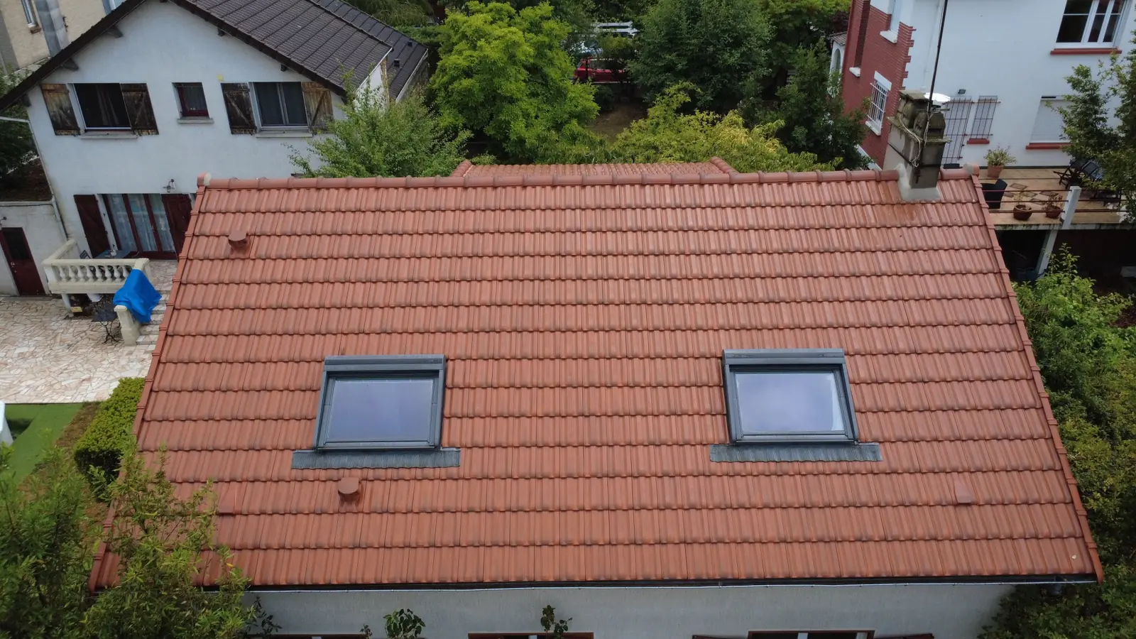 Couverture en tuiles avec deux fenêtres de toit