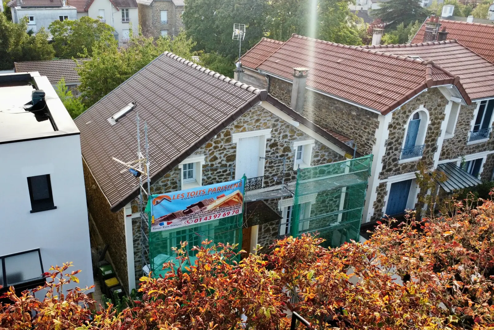 Couvertures en tuiles et finitions vues depuis le chantier